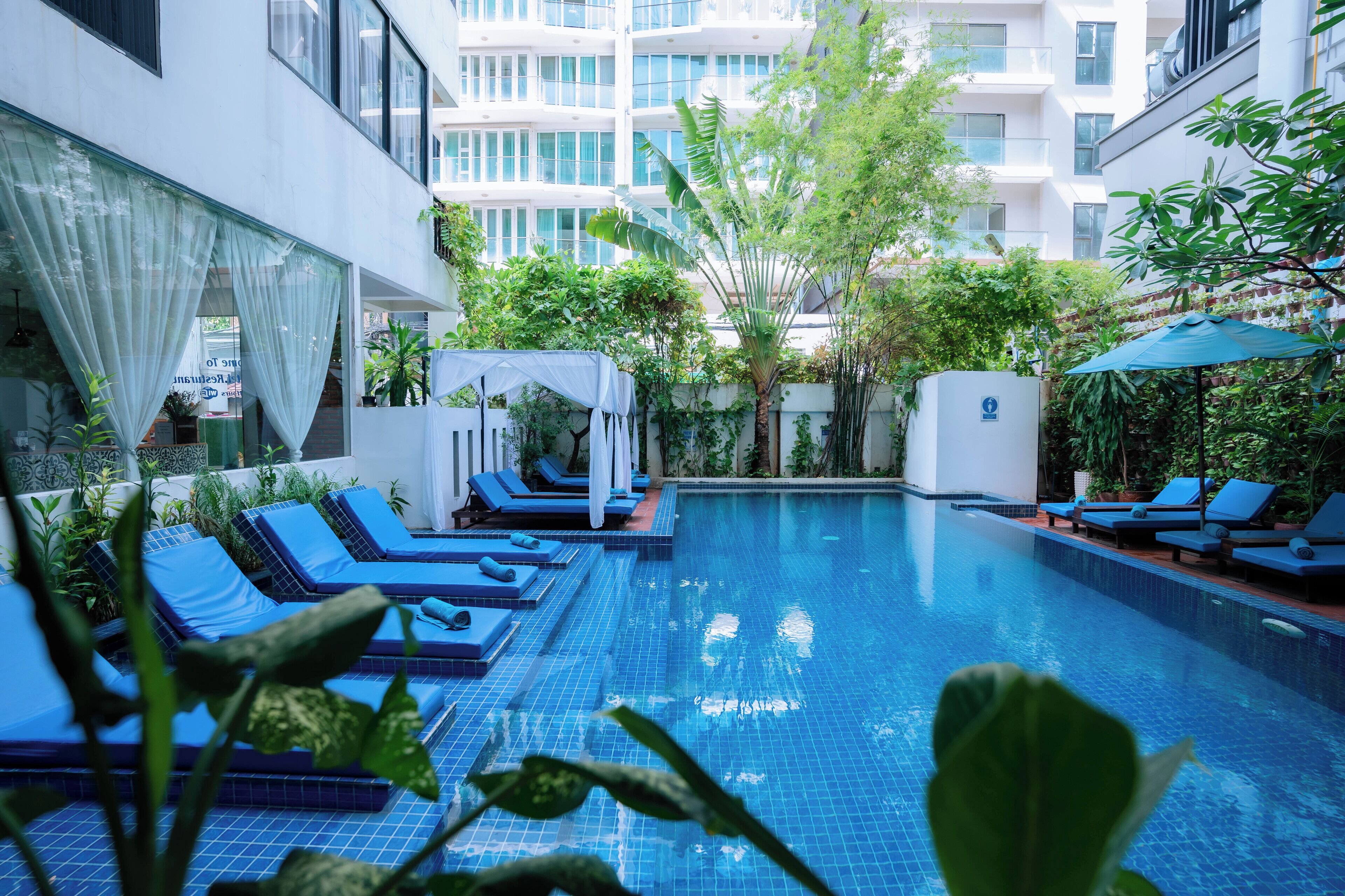 Utomhuspool och solstolar