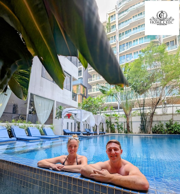 Utomhuspool och solstolar