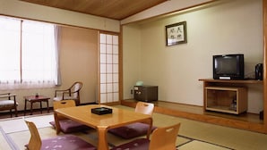 客房, 公共浴室 | 客房内保险箱、办公桌、遮光窗帘、熨斗/熨板