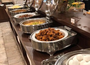 Se ofrece un desayuno bufé todos los días (por un coste adicional)