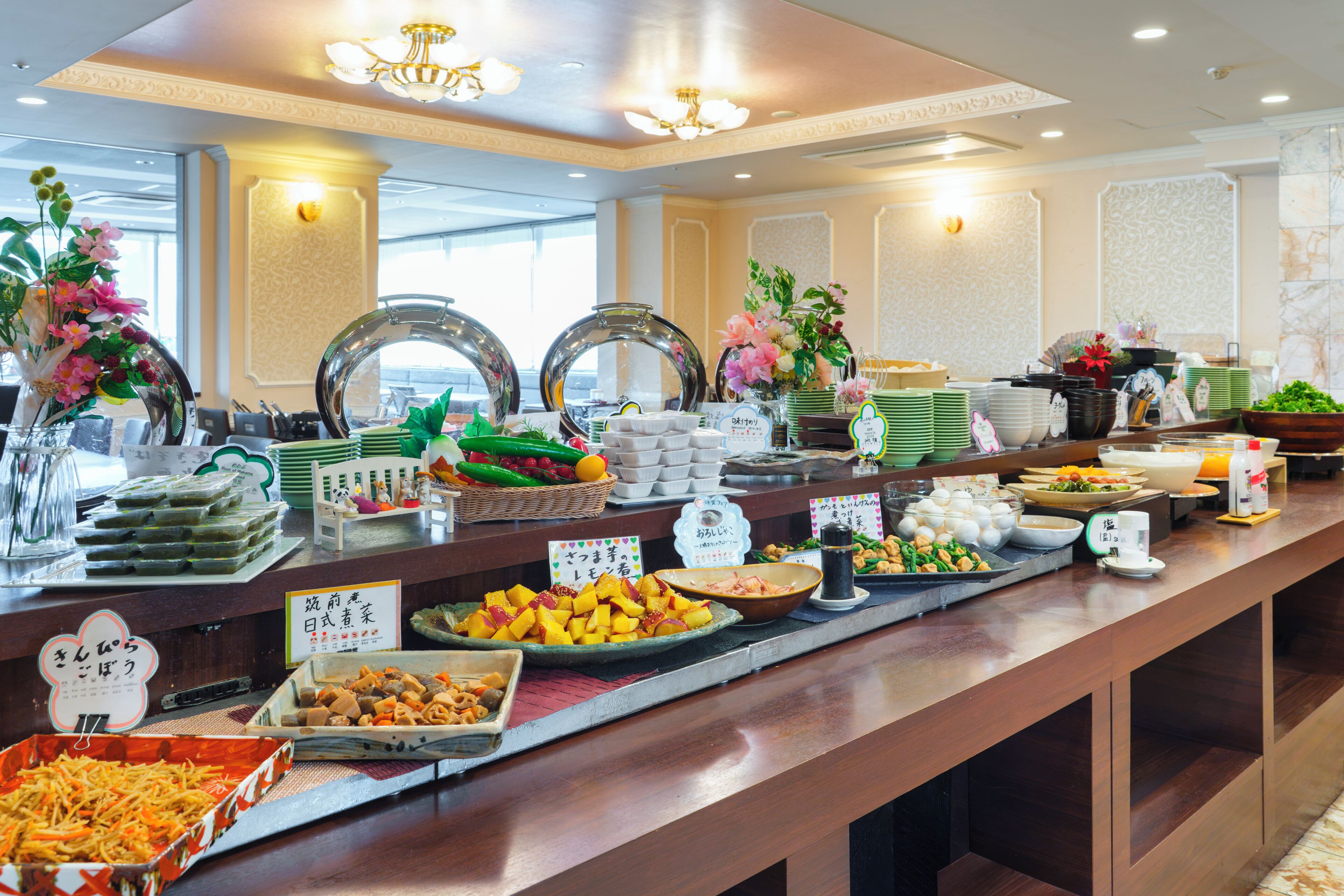 Un buffet proposant une variété de plats et agrémenté d’un banc décoratif.