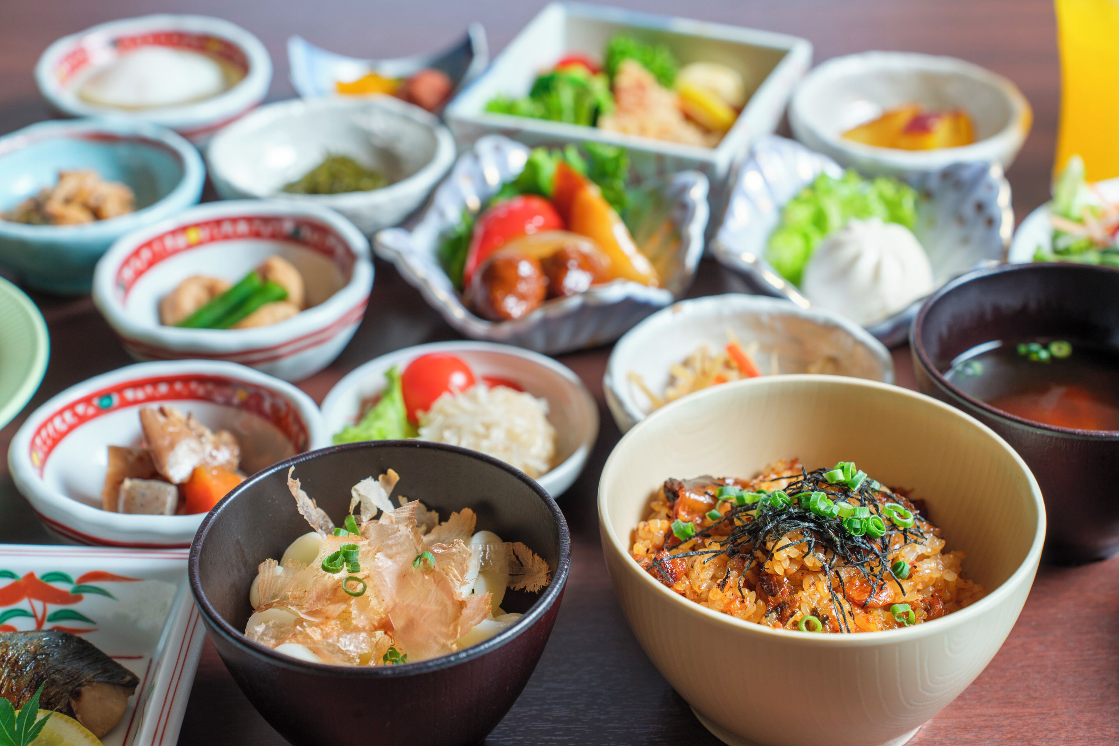 Une variété de plats servis dans des bols, ce qui laisse supposer qu’il s’agit d’un repas.