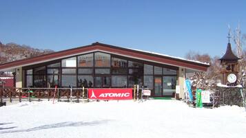 Petit déjeuner et déjeuner servis sur place