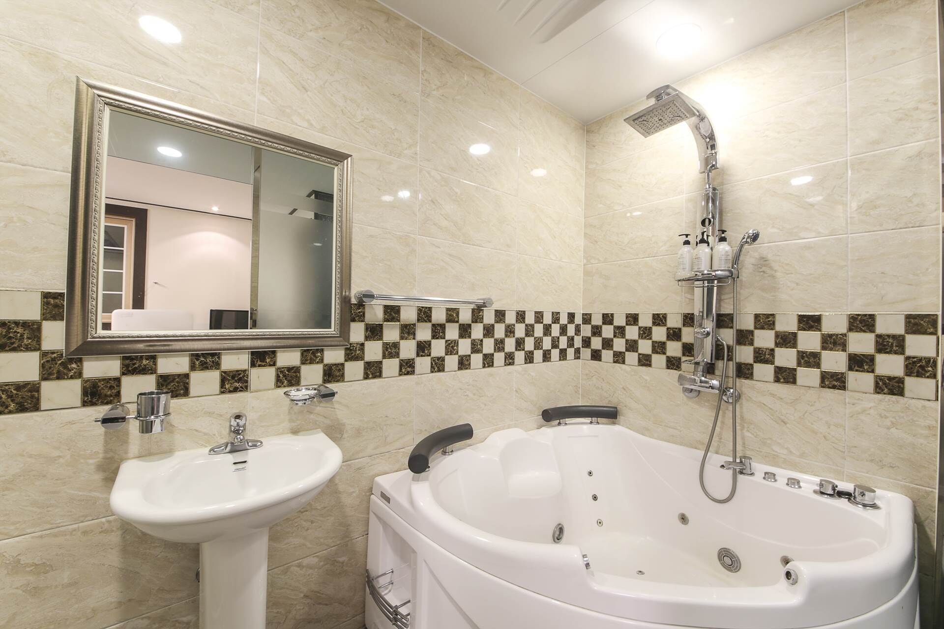 Un baño con lavamanos, bañera y ducha.