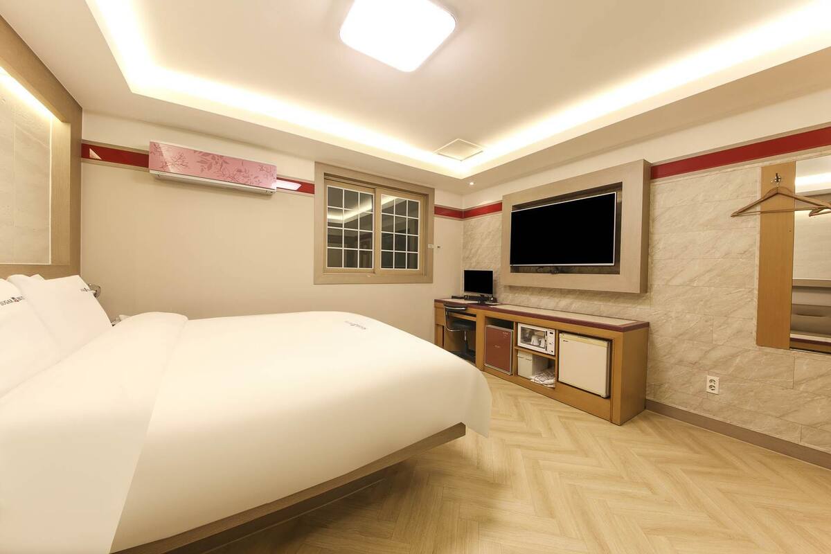 Economy Double Room | Down comforters, soundproofing, WiFi (free), bed sheets