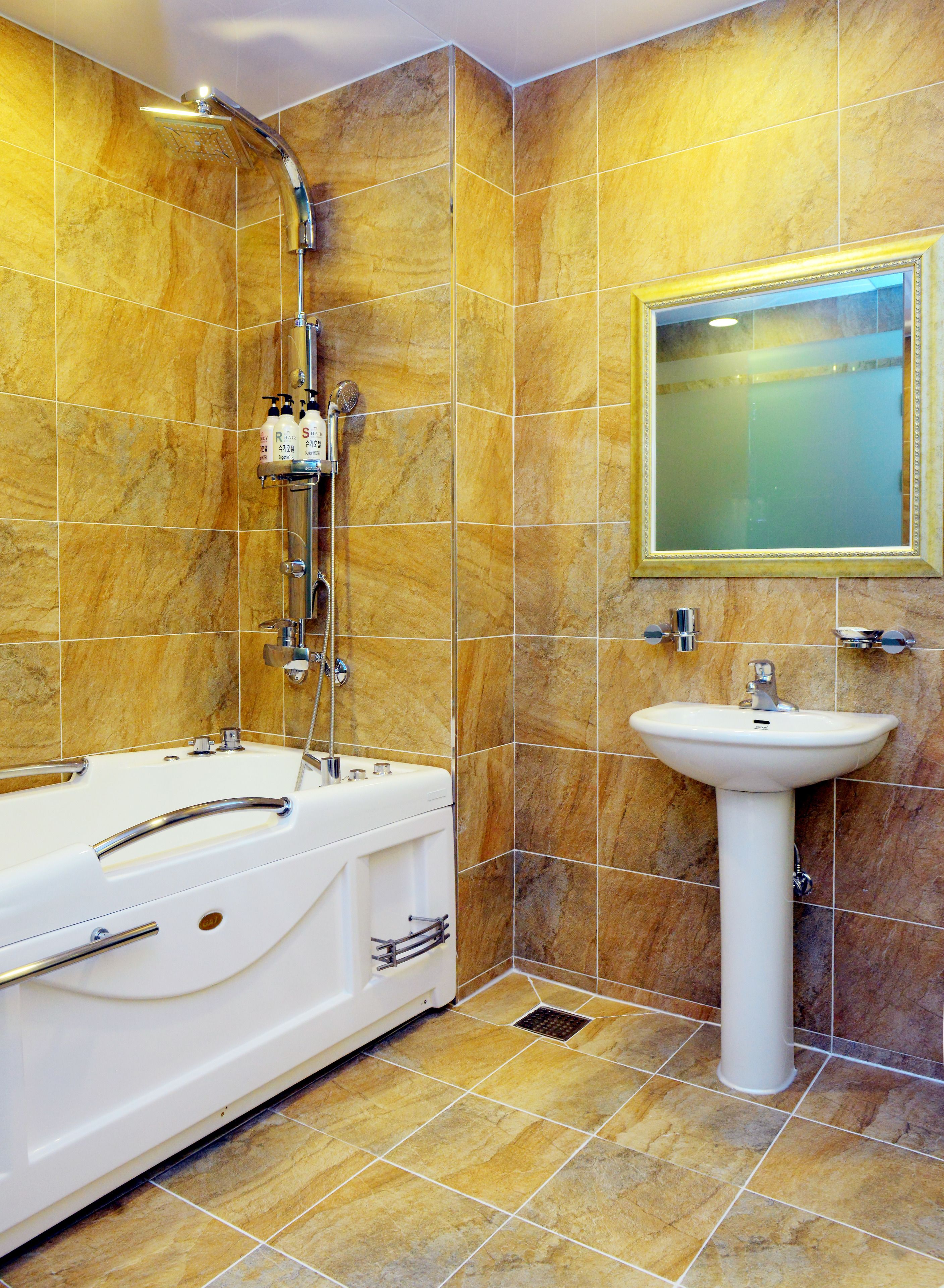 Economy Double Room | Bathroom | Free toiletries, hair dryer, bathrobes, slippers