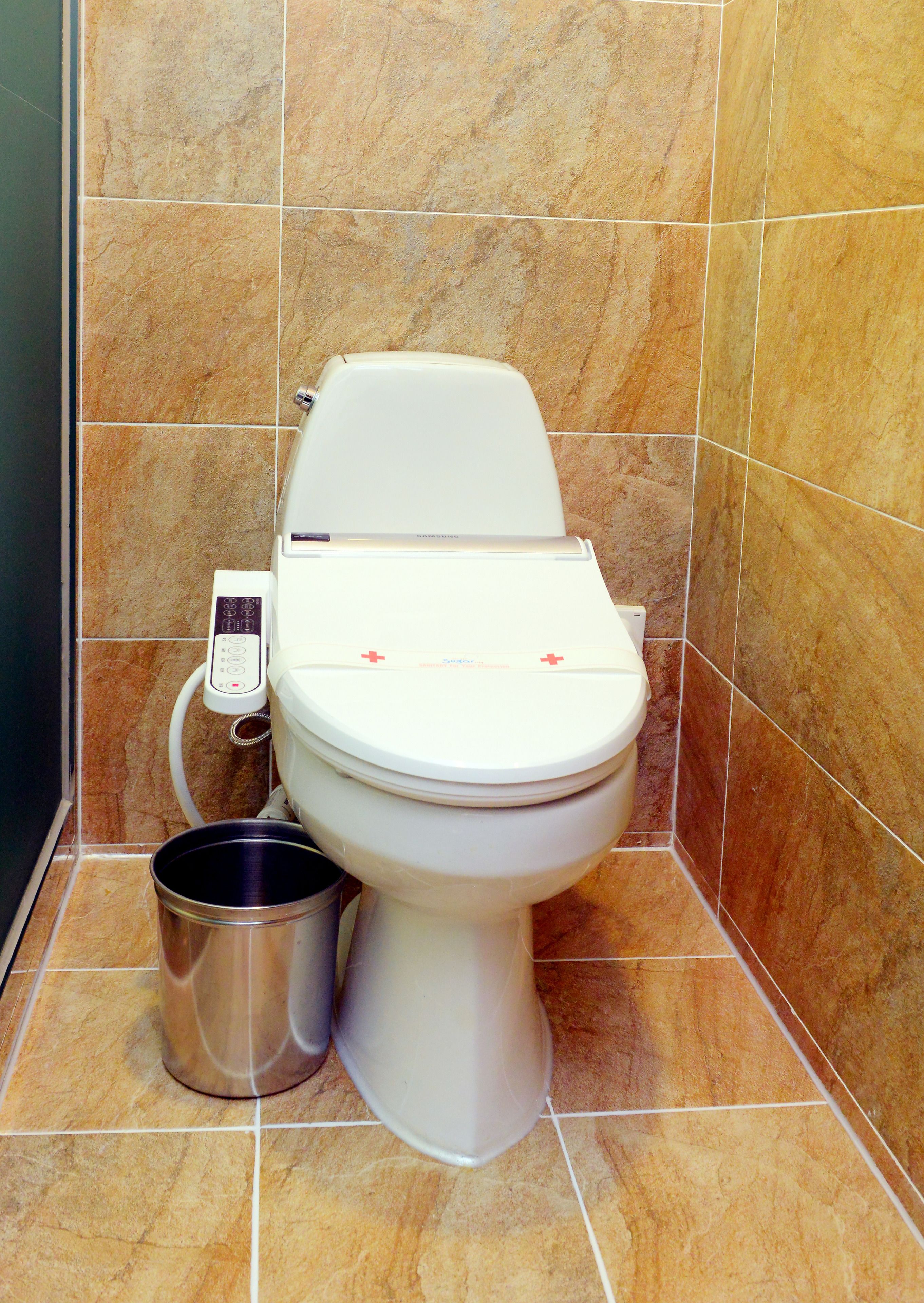 standard room | bathroom | free toiletries, hair dryer, bathrobes, slippers