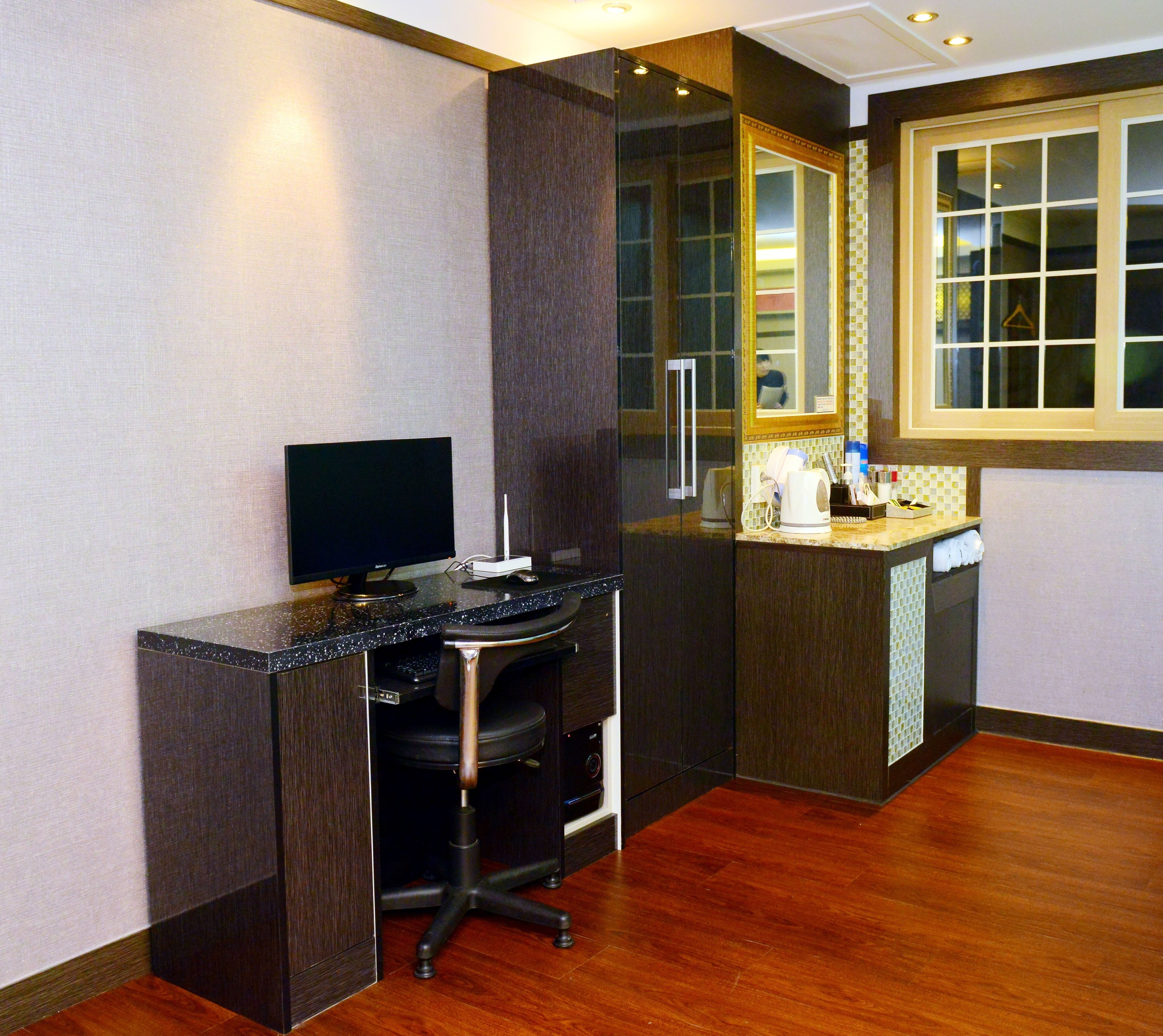 deluxe double room | living area | flat-screen tv