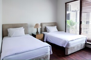 Rom – deluxe | Safe på rommet, skrivebord, blendingsgardiner og wi-fi (inkludert)