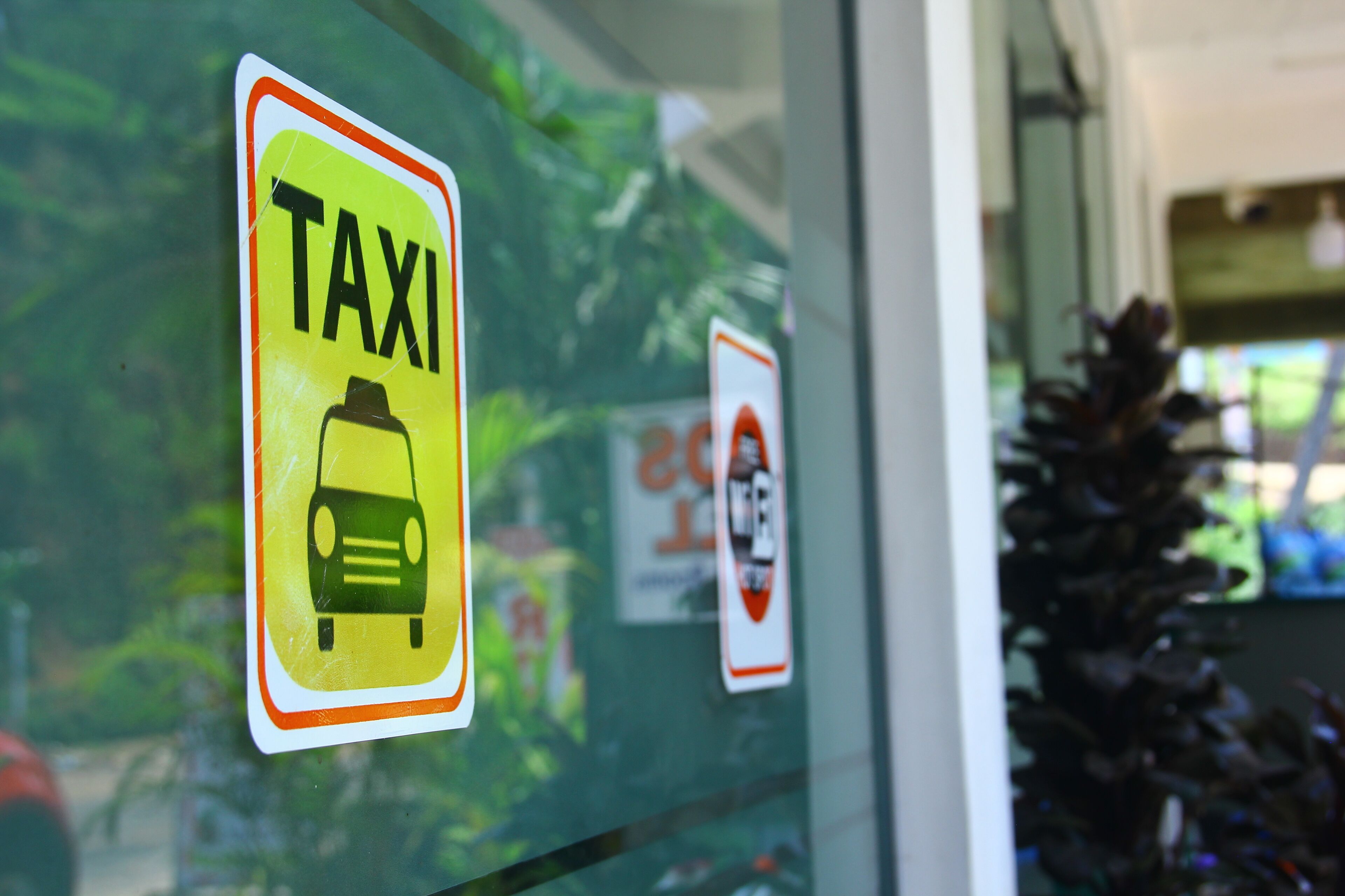 Señal de taxi en la ventana de un edificio.