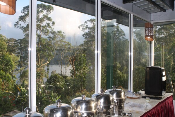 Breakfast, lunch, dinner served; international cuisine 