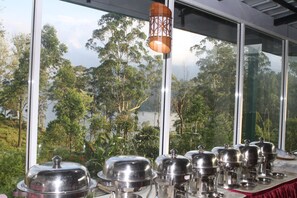 Breakfast, lunch, dinner served; international cuisine 