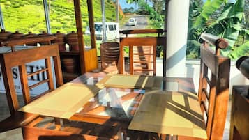 Sarapan dan makan tengah hari dihidangkan, masakan antarabangsa
