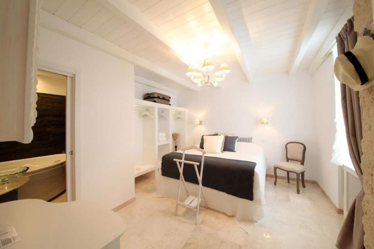 Comfort suite, bubbelbad | Luxe beddengoed, donzen dekbedden, bedden met traagschuimmatras