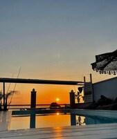 2 piscine all'aperto, ombrelloni da piscina, lettini
