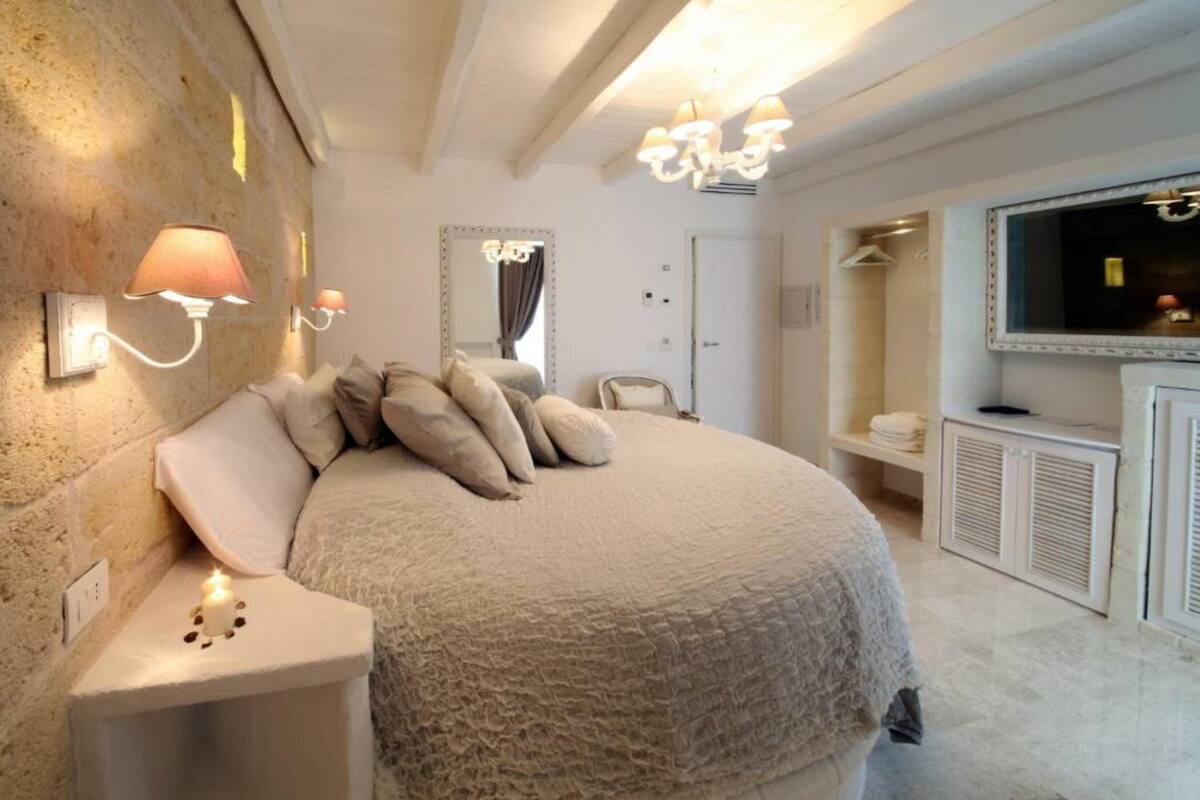 Romantische suite, bubbelbad | Luxe beddengoed, donsdekens, bedden met traagschuimmatrassen