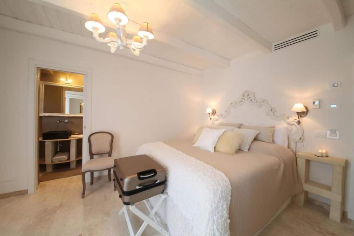 Deluxe kamer, balkon, uitzicht op zee | Luxe beddengoed, donzen dekbedden, bedden met traagschuimmatras