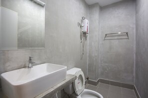 Shower, perlengkapan mandi gratis, sandal, dan handuk