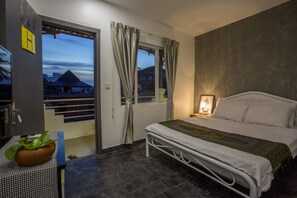 In-room safe, desk, blackout curtains, free WiFi - Rachana Hostel (Phnom Penh)