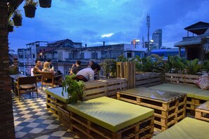 فطور أوروبي يوميًا بتكلفة قدرها (2.50 USD للشخص)