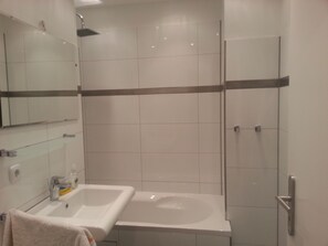 Monolocale, 1 camera da letto, vista parco | Bagno | Doccia, soffione a pioggia, asciugacapelli, asciugamani