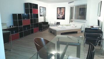 Studio, 1 Bedroom, Park View | In-room dining