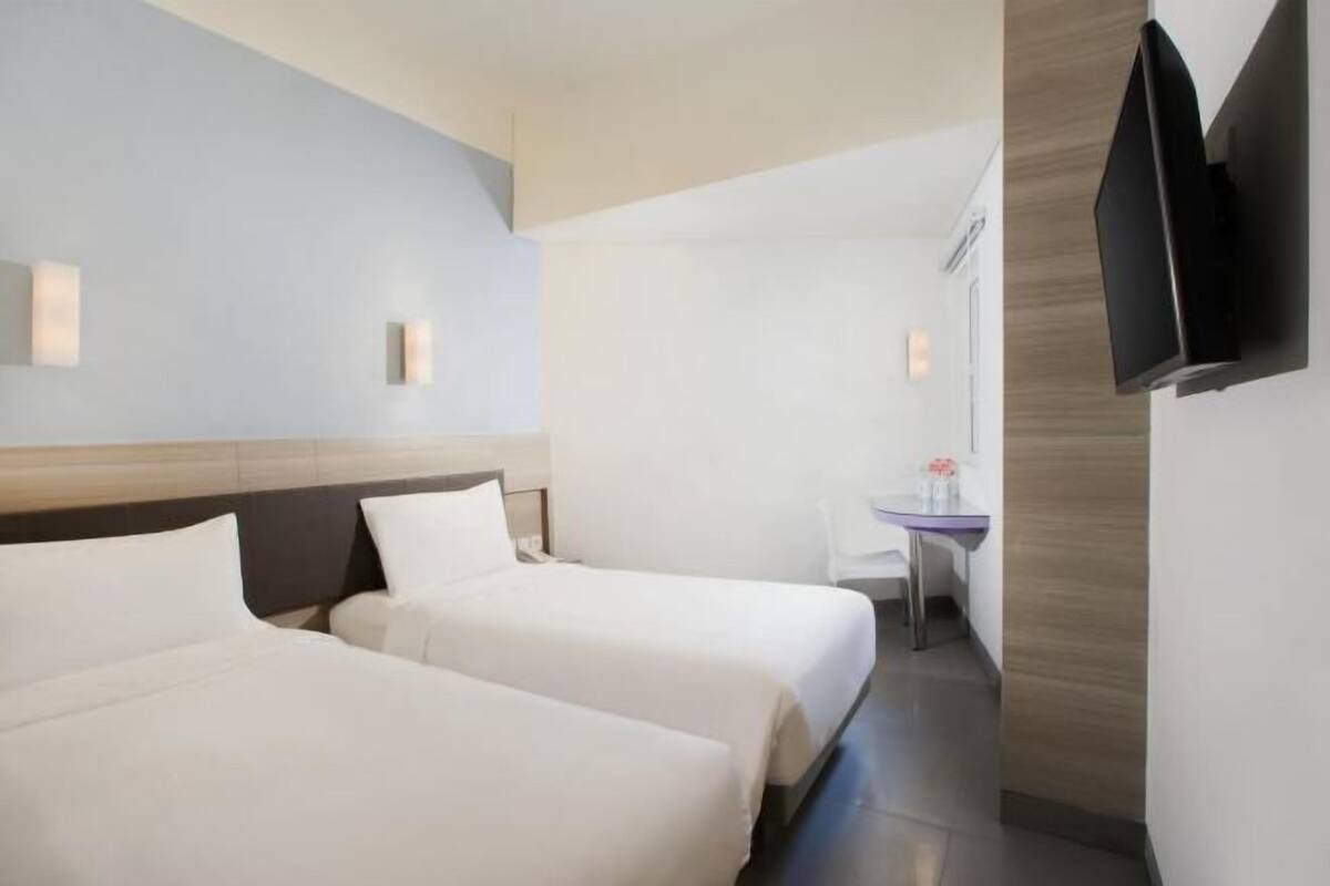 Escritorio, sistema de insonorización, wifi gratis y ropa de cama