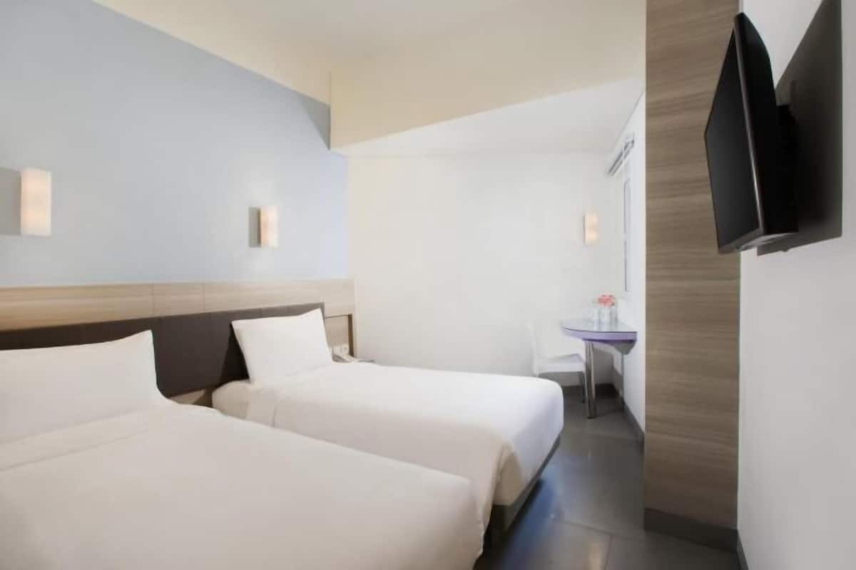Desk, soundproofing, free WiFi, bed sheets