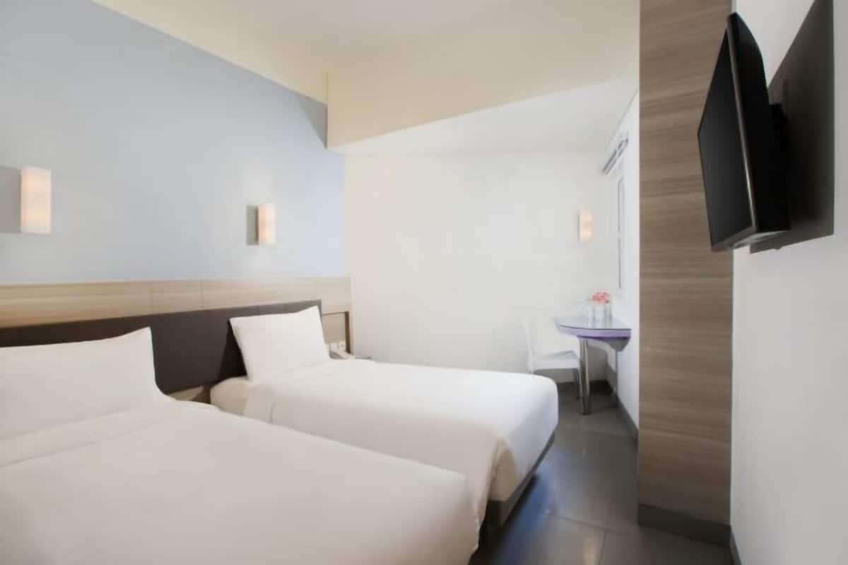 Desk, soundproofing, free WiFi, bed sheets