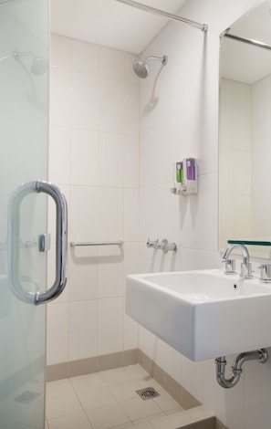 Shower, free toiletries, towels - Amaris Hotel Satrio Kuningan - Jakarta (Jakarta)
