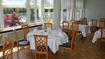 Petit déjeuner buffet (10 EUR par personne)