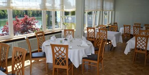 Petit déjeuner buffet servi tous les jours en supplément