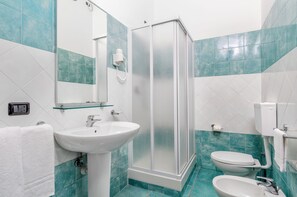 Apartment, 2 Bedrooms | Bilik Mandi | Pancuran mandi, pengering rambut, tuala disediakan