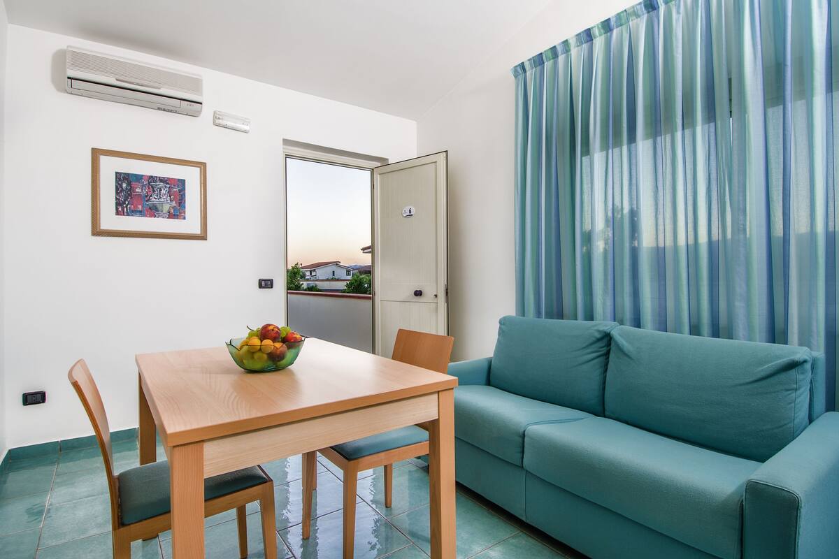 Apartment, 2 Bedrooms | Ruang tamu | TV skrin rata