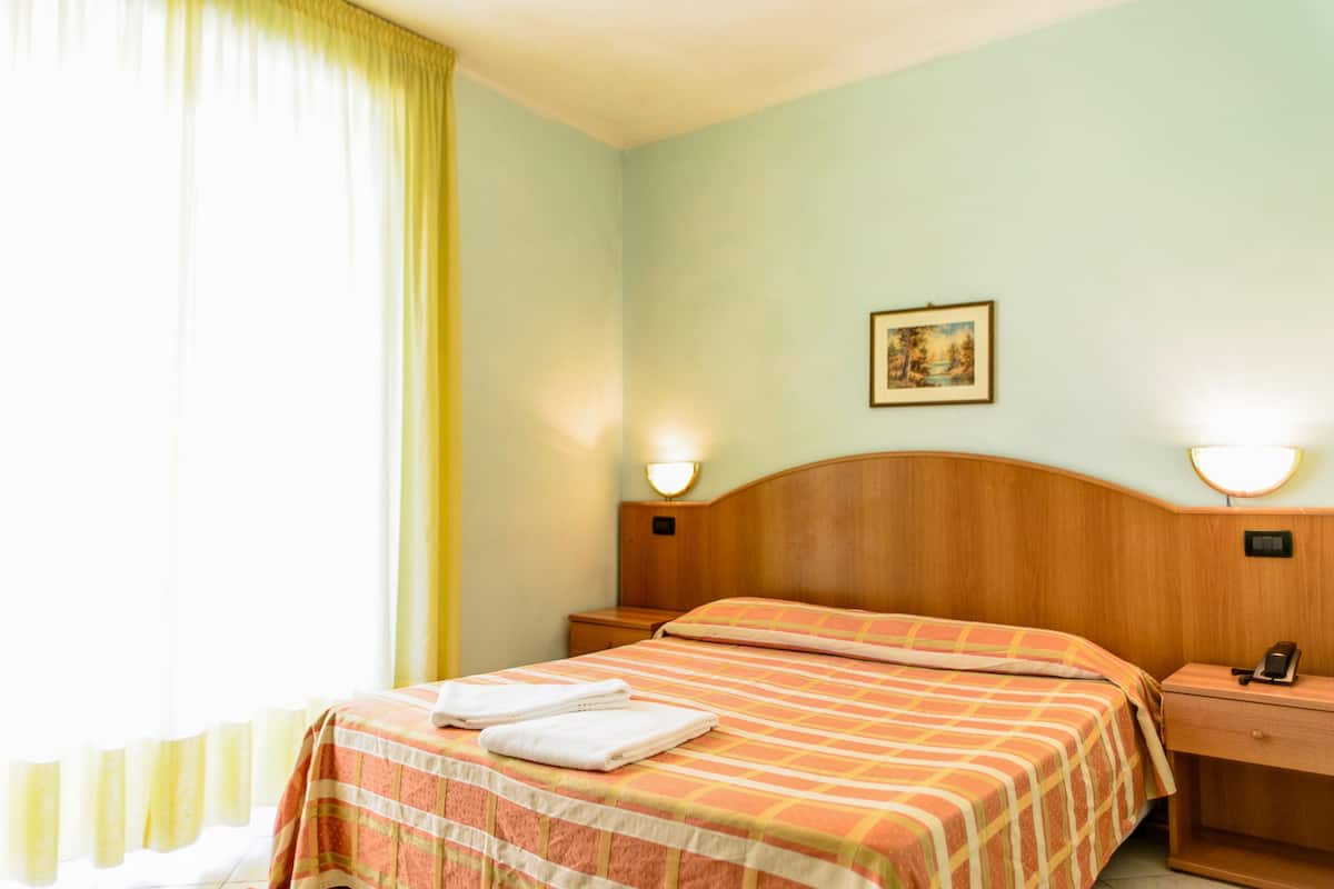 Kamer, 1 twee- of 2 eenpersoonsbedden | Een kluis op de kamer, een bureau, verduisterende gordijnen, gratis wifi