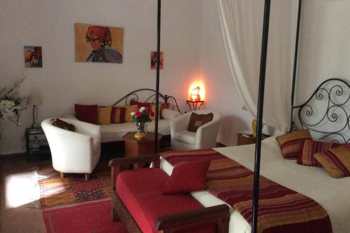 华丽三人房 (Ouarzazate) | 高档床上用品、遮光窗帘、免费 WiFi、特色装修
