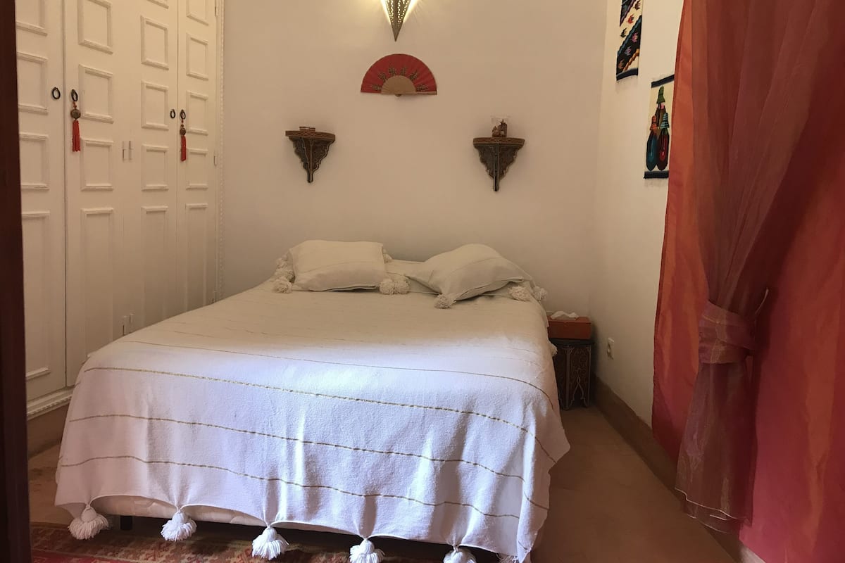 Habitación doble económica (Tan-Tan) | Ropa de cama de alta calidad y decoración personalizada