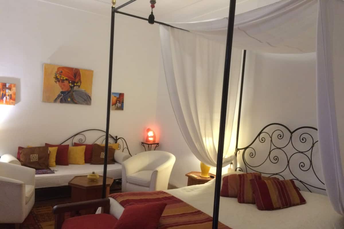 Habitación triple romántica (Ouarzazate) | Ropa de cama de alta calidad y decoración personalizada