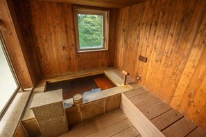 Habitación Premier, no fumadores (Main,Private Partially Open Air Bath) | Baño | Artículos de higiene personal gratuitos, secador de pelo y zapatillas