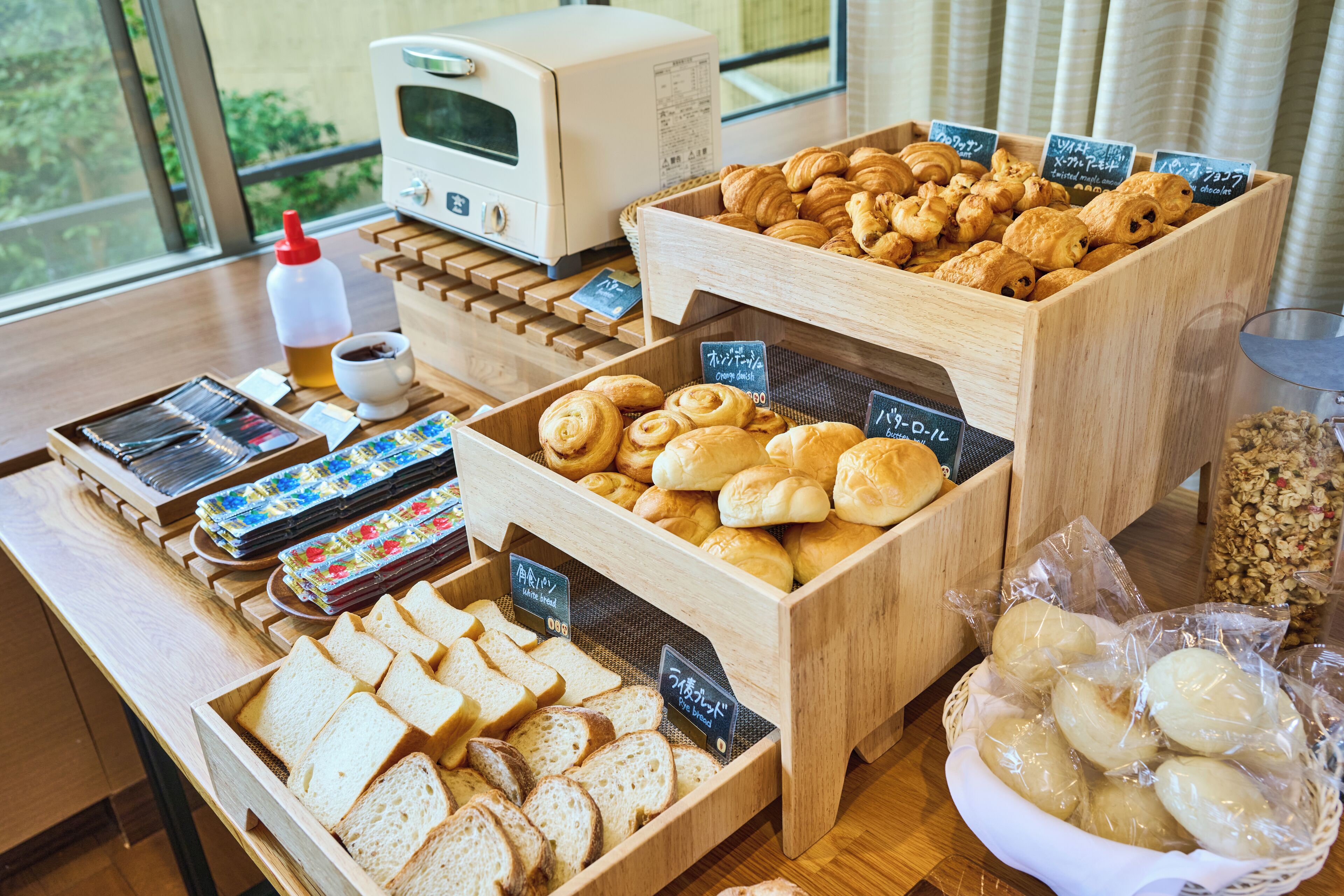 daily buffet breakfast (jpy 4180 per person)