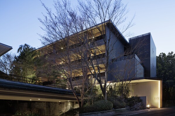 Un bâtiment moderne à plusieurs étages, doté de grandes fenêtres et d’un hall d’entrée imposant.