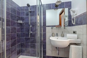 Suíte, 2 quartos, vista para o jardim | Banheiro | Chuveiro, produtos de toalete grátis, secador de cabelo 