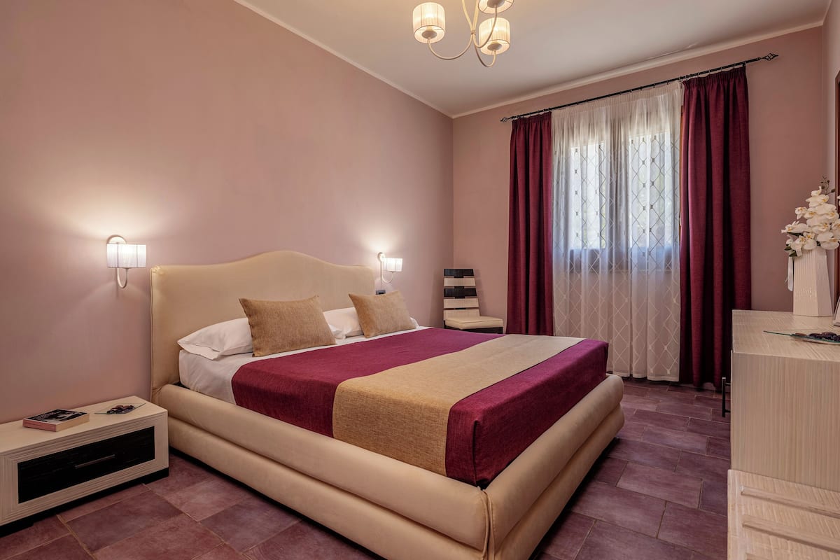 Herbergi með tvíbreiðu rúmi | Rúmföt af bestu gerð, rúm með memory foam dýnum, míníbar, skrifborð