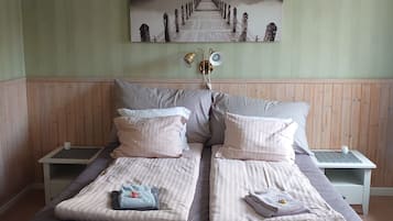Quarto casal superior | Individualmente decorados, individualmente mobiliados, escrivaninha