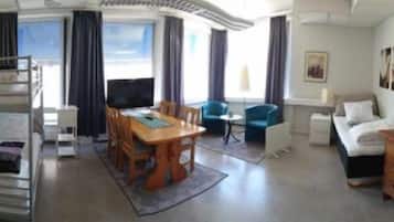 Eenvoudige kamer, 1 slaapkamer | Individueel gedecoreerd, individueel gemeubileerd, een bureau