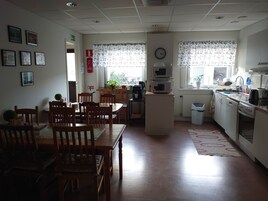 Refrigerador, microondas, placa de cocina, lavavajillas