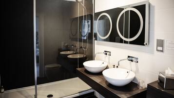 Superior Double Room, 1 Queen Bed | Bathroom | Hair dryer, towels, soap, shampoo