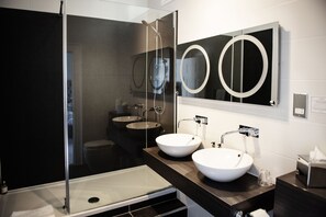 Superior Double Room, 1 Queen Bed | Bathroom - Roundthorn Country House and Luxury Apartments (Penrith)
