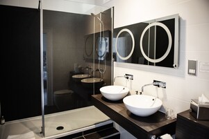 Superior Double Room, 1 Queen Bed | Bathroom | Hair dryer, towels, soap, shampoo