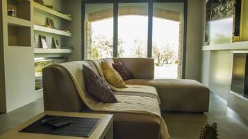 Villa Luxury, 4 camere da letto, piscina privata, vista valle | Soggiorno | Smart TV 30 pollici con canali satellitari, TV, lettore DVD